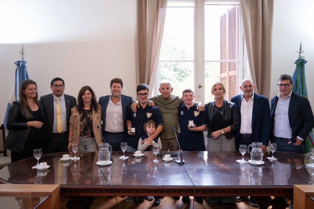 La Cámara de Diputados homenajeó a dos miembros del Seleccionado Argentino de Básquet con síndrome de down, Agustín Bertolotto y Ángelo Fregonese.
