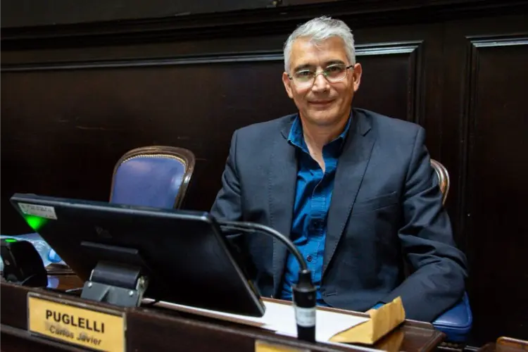 El diputado bonaerense de Fuerza Patria, Carlos Puglelli, propone aprobar una ley que regule la venta de alcohol en todos sus ámbitos de comercialización. 