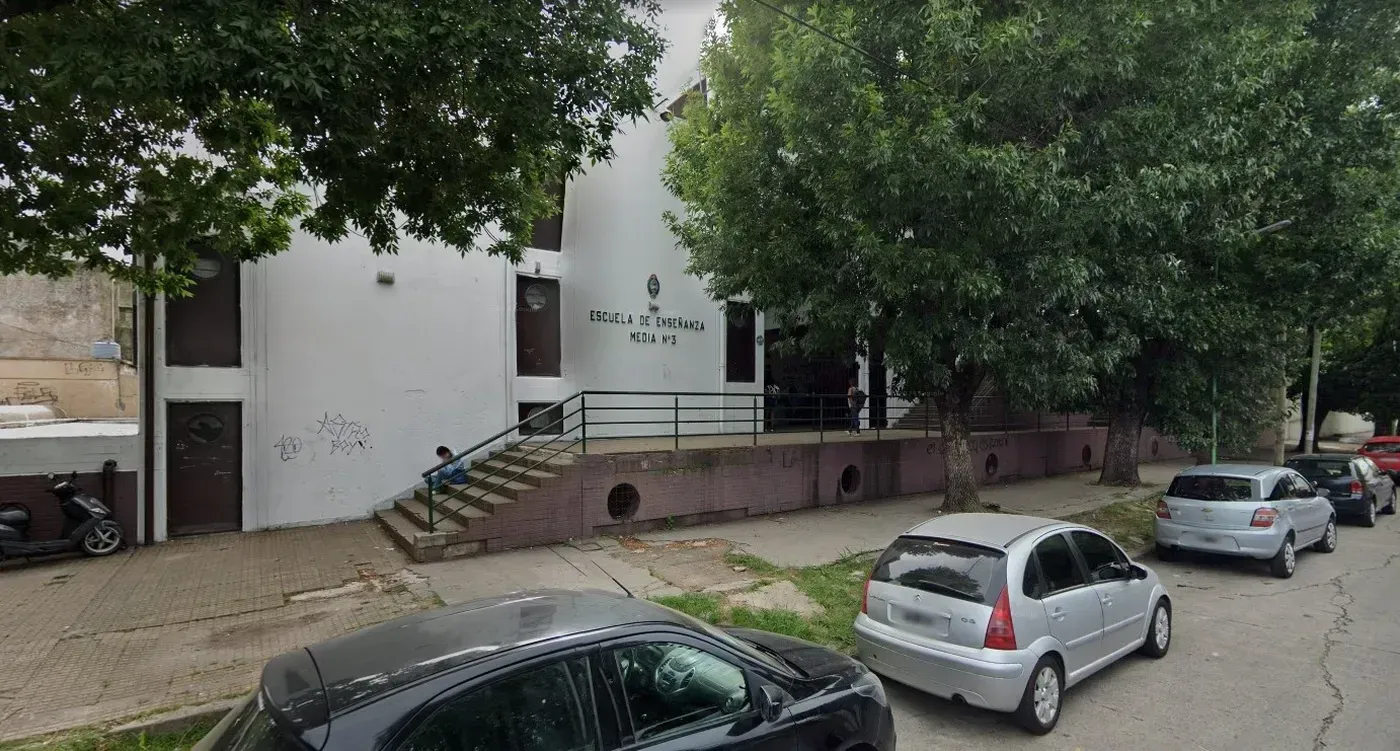 La Escuela Secundaria N°3 de Los Hornos que detectó asbesto en sus instalaciones.