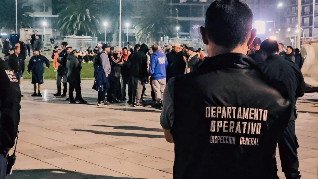 El desalojo de la feria en Mar del Plata, generó momentos de tensión con los feriantes, que resistieron el procedimiento y derivó en la demora del secretario de SIVARA por parte de las fuerzas de seguridad.