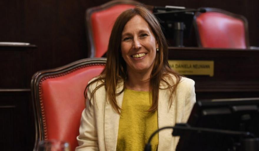 La senadora libertaria, Analía Balaudo, presentó una iniciativa para regular el sistema de denominación de edificios del Estado bonaerense.