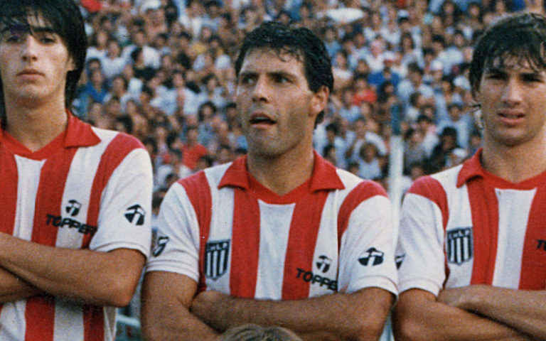 Russo es ídolo de Estudiantes: jugó sus 14 años de carrera allí y lo ascendió en 1995.