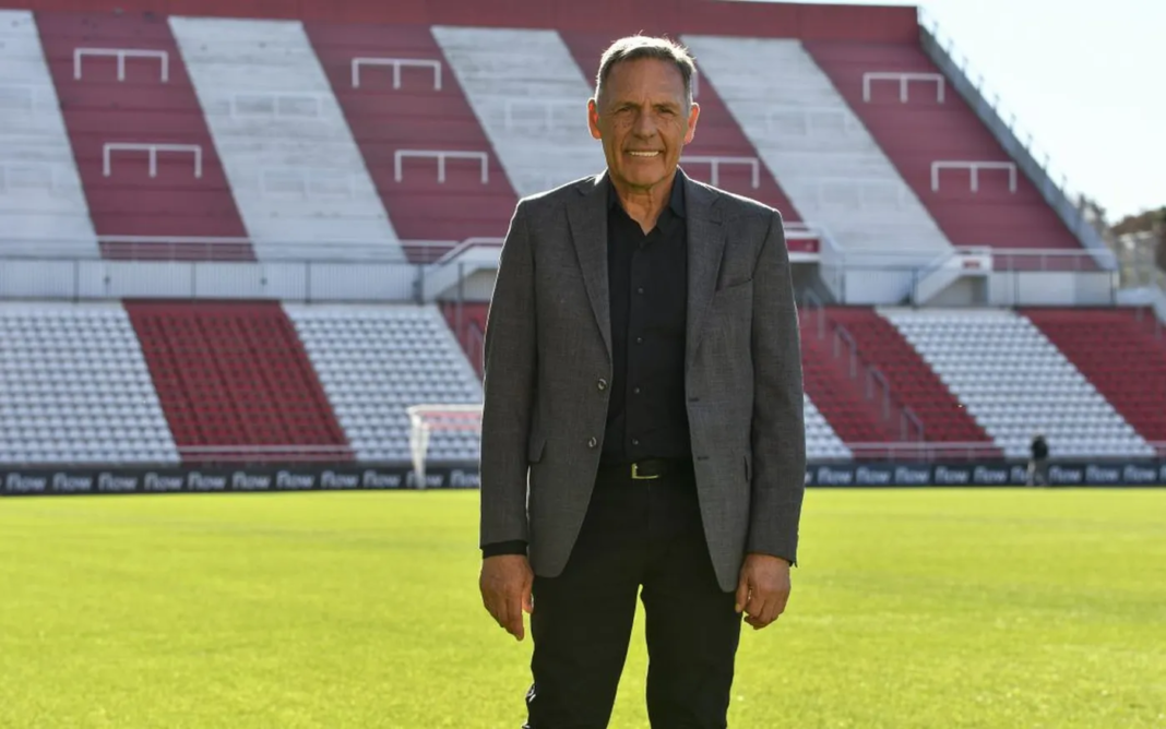 El diputado massista, Carlos Puglelli, propuso reconocer como personalidad destacada de la provincia a Miguel Ángel Russo.