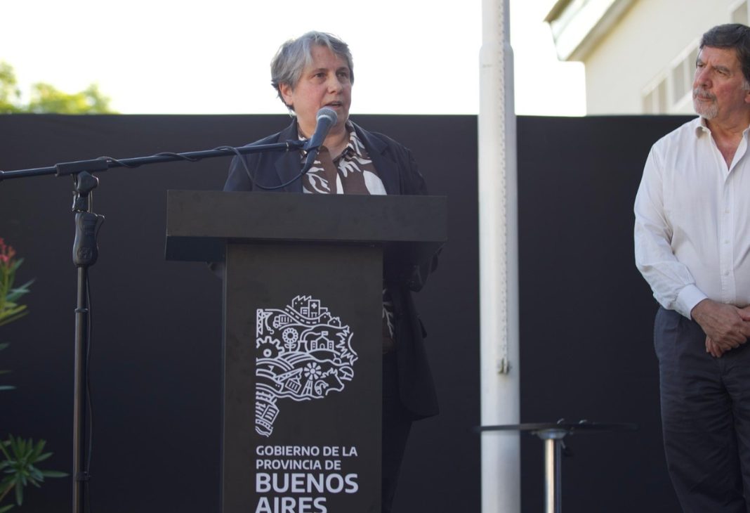 Los gremios docentes bonaerenses SUTEBA y FEB reclamaron a la directora de Educación, Flavia Terigi, aplicar protocolos de resguardo ante los casos de amenazas.