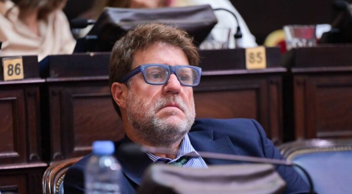 La UCR insiste con crear un Tribunal para investigar a funcionarios corruptos El diputado bonaerense, Diego Garciarena, insiste con el proyecto para crear un Tribunal de Responsabilidad Política, para investigar actos de corrupción en la provincia.