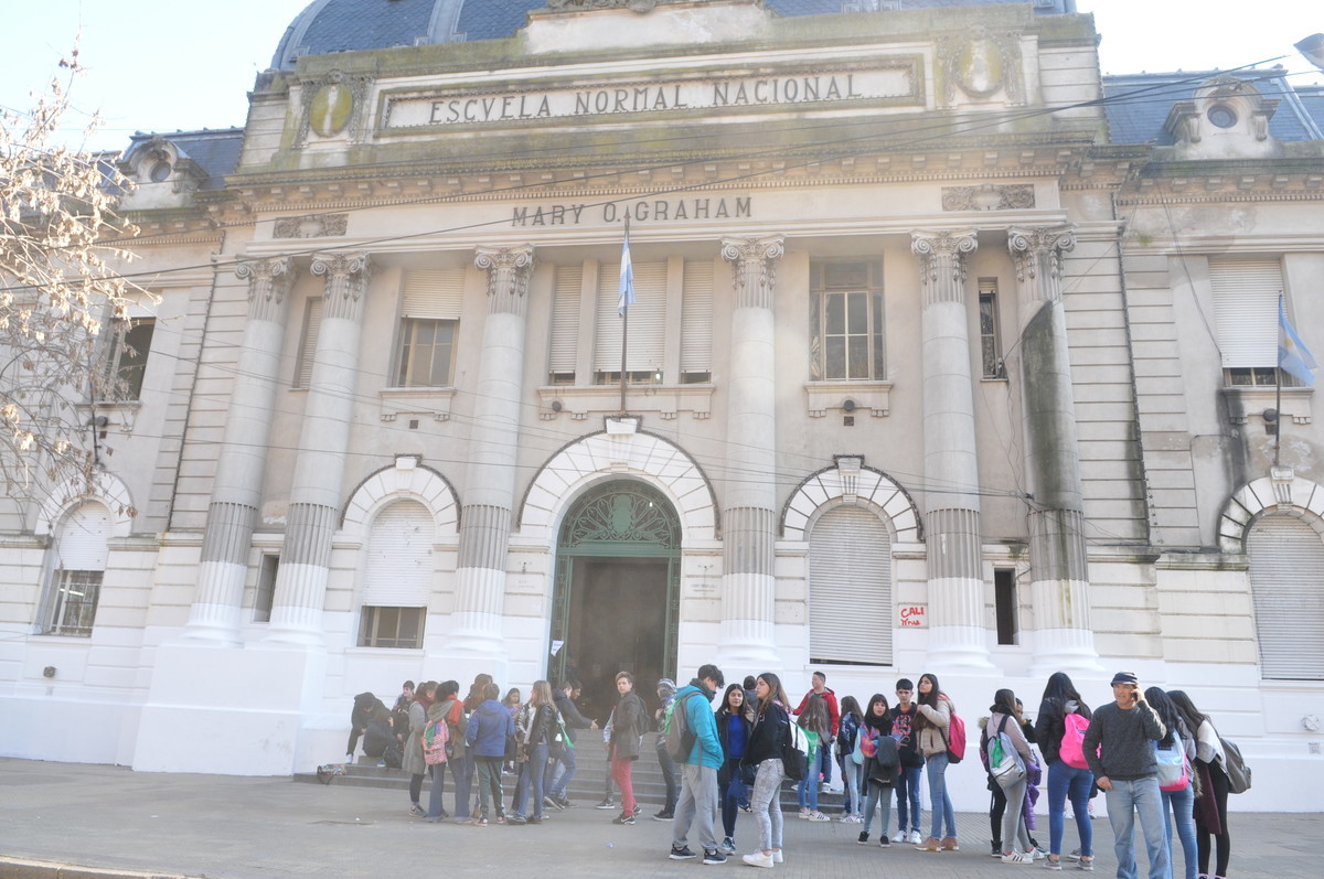 La serie de amenazas en escuelas provocó alerta en la comunidad educativa. Desde la DGCyE denunciaron la existencia de una comunidad digital dedicada a la exaltación de ataques con uso de armas.