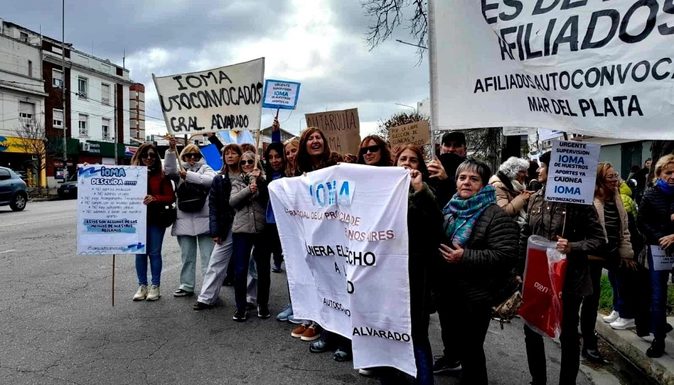 Afiliados del IOMA denuncian espionaje ilegal por parte de la Policía Bonaerense Afiliados autoconvocados del IOMA Mar del Plata cruzaron al titular de la obra social, Homero Giles, y denunciaron espionaje por parte de la Policía en el WhatsApp del grupo.