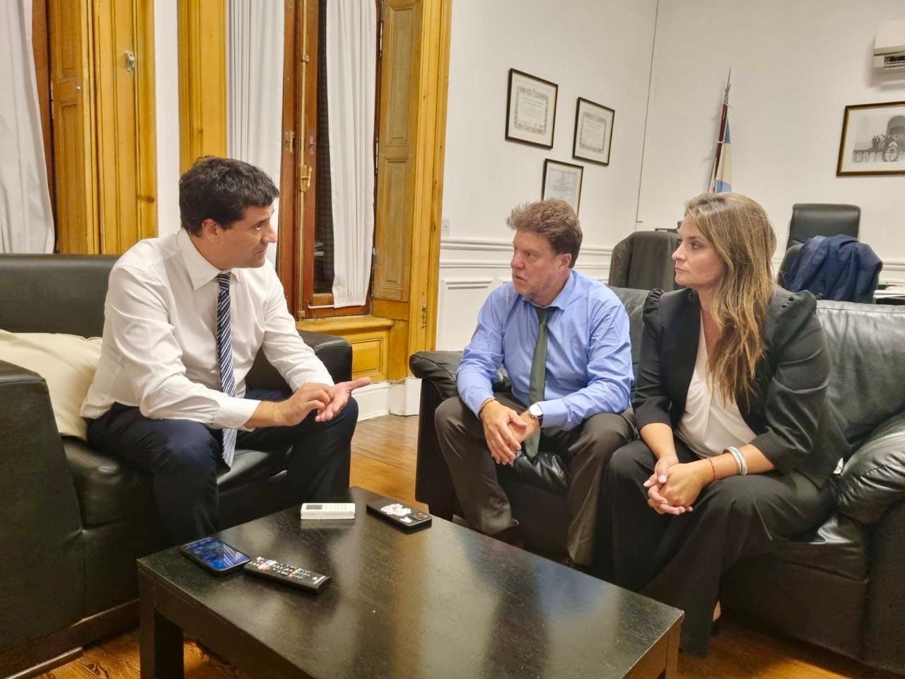 El senador nacional por la UCR, Maximiliano Abad, junto a los legisladores bonaerenses Diego Garciarena y Nerina Neumann.