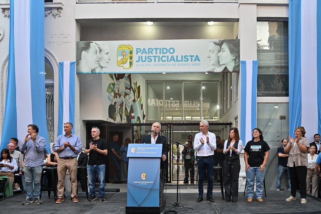 El intendente Julio Alak asumió la presidencia del PJ de La Plata con un discurso en el que llamó a abrir las puertas a otras espacios para construir un 