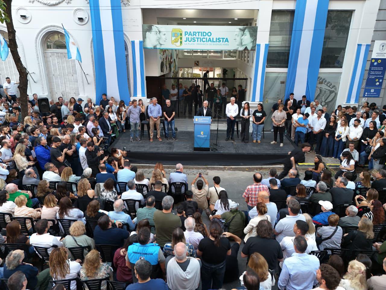 En su asunción como presidente del PJ de La Plata, Alak respaldó el mecanismo de las PASO para definir candidaturas en 2027.