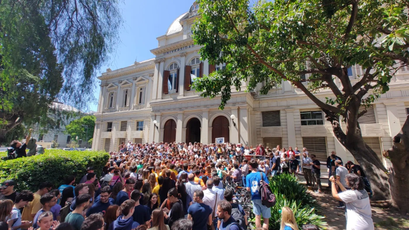 La senadora Valeria Arata alertó por la situación crítica de docentes y no docentes ante la falta de reglamentación de la Ley de Financiamiento Universitario.
