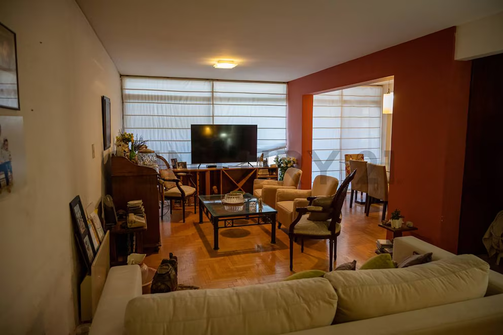 A pesar de que en noviembre debe cancelar deudas por USD 270.000, el jefe de Gabinete, Manuel Adorni, puso en venta su departamento de La Plata y pide solo USD 95.000. 