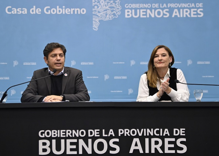 El gobernador Axel Kicillof durante la presentación del Registro de Deudores Alimentarios Morosos junto a la ministra de Mujeres, Estela Díaz.