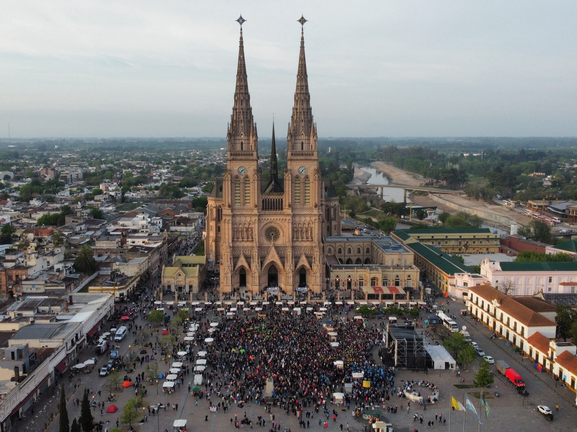 
Axel Kicillof participará este martes de la misa que homenajeará al papa Francisco a un año de su paso a la inmortalidad. 