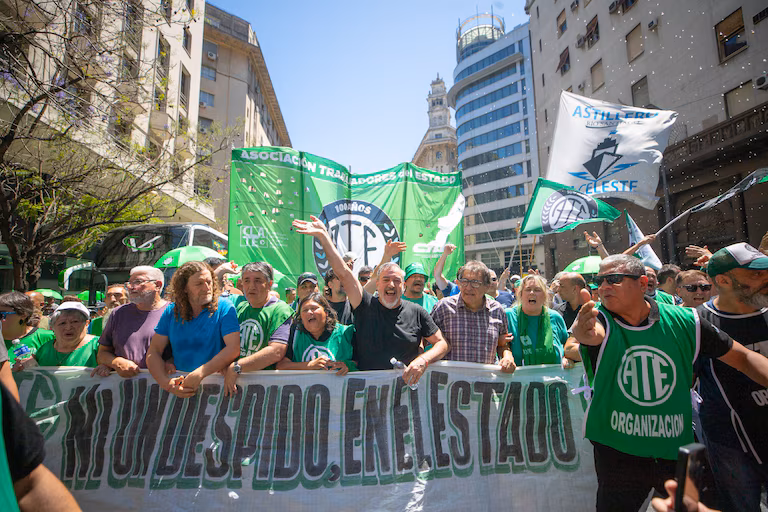 Estatales realizan un nuevo paro nacional: qué servicios se verán afectados ATE protagoniza este martes un nuevo paro nacional ante el desguace de los organismos estatales. Los servicios que se verán afectados.