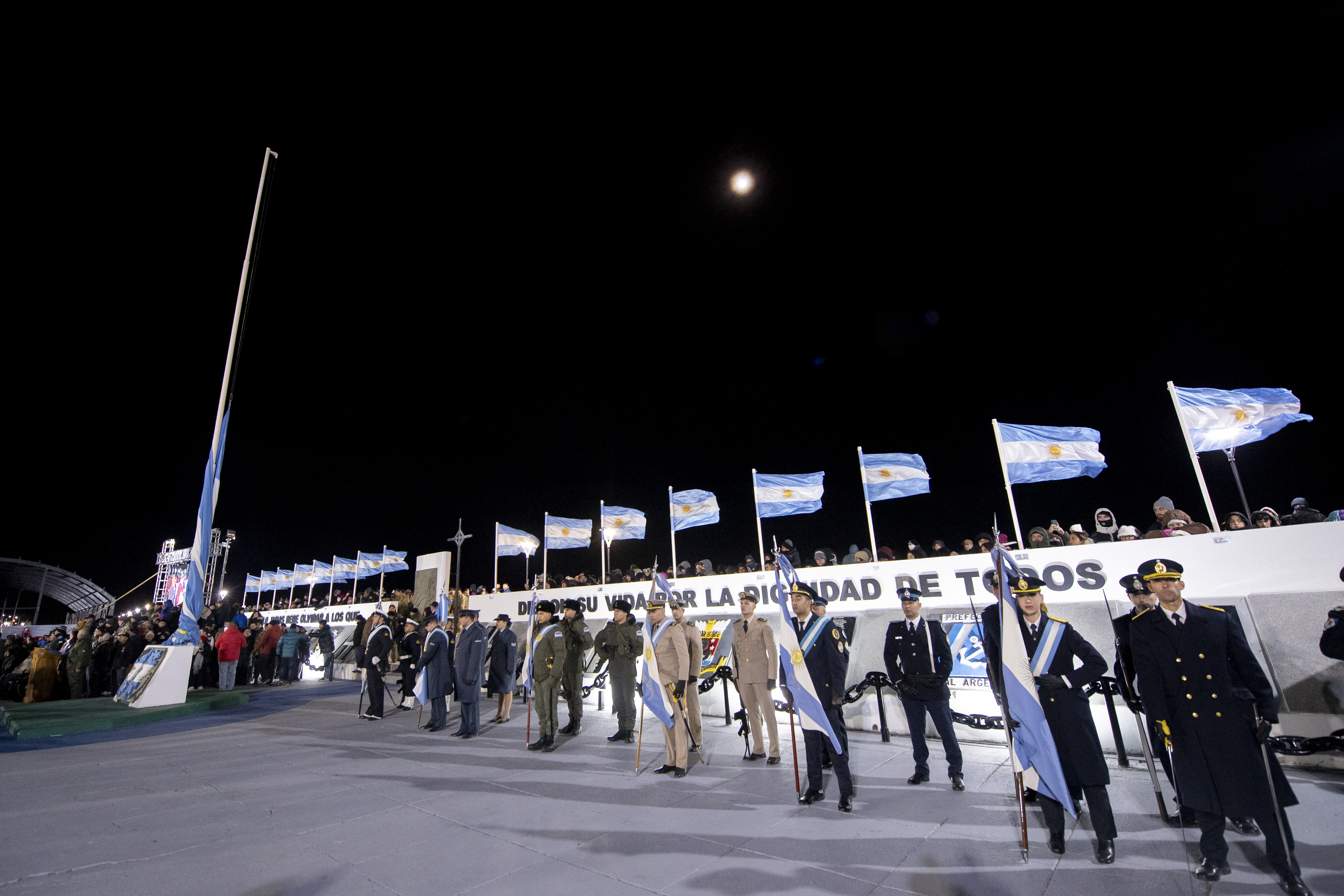 Axel Kicillof se muestra en el sur del país en la vigilia por el 44 aniversario de la Guerra de Malvinas y federaliza su imagen política.