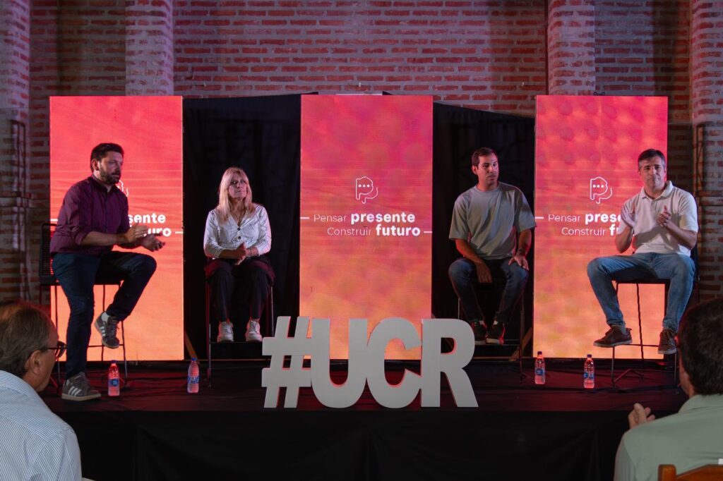 
Tras el cónclave en Saladillo, la UCR bonaerense salió a las calles de los municipios bonaerenses y recolectó demandas de los vecinos. 