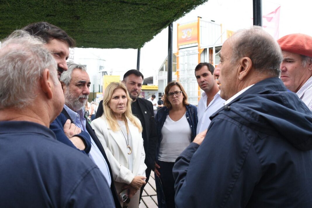 Tras la reunión en Saladillo, intendentes, legisladores y militantes de la UCR realizaron una jornada de diálogo con vecinos de distintos municipios bonaerenses.