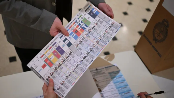 La Libertad Avanza presentó su proyecto para instaurar la Boleta Única de Papel en la provincia El libertario Juanes Osaba presentó su proyecto para implementar la BUP, con cambios en el sistema de votación y el rol de la Junta Electoral.