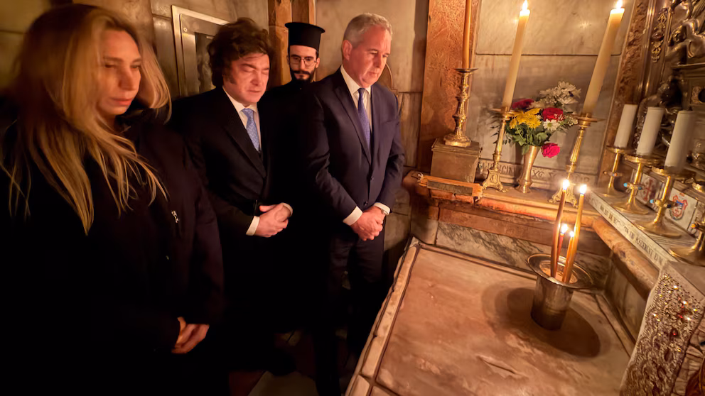 
Javier Milei encendió una vela en honor al papa Francisco.