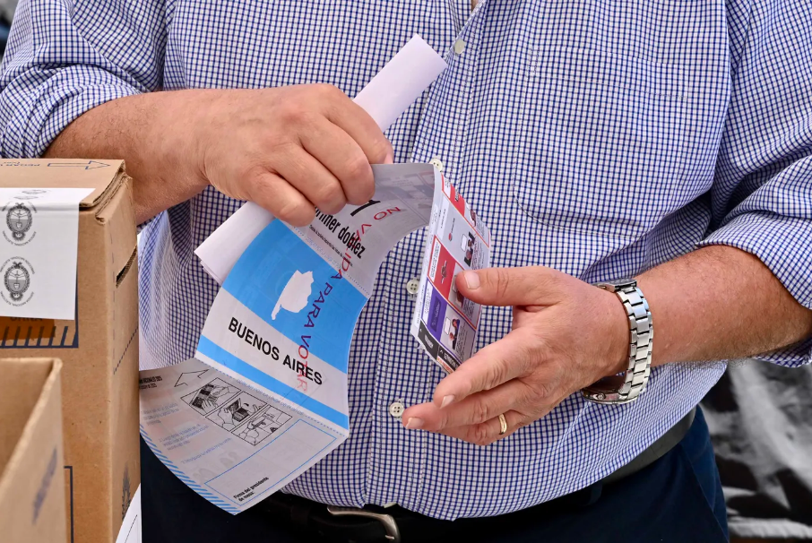 El proyecto libertario redefine el escrutinio al establecer la lectura en voz alta de cada voto y la validación de las boletas firmadas por la autoridad de mesa.