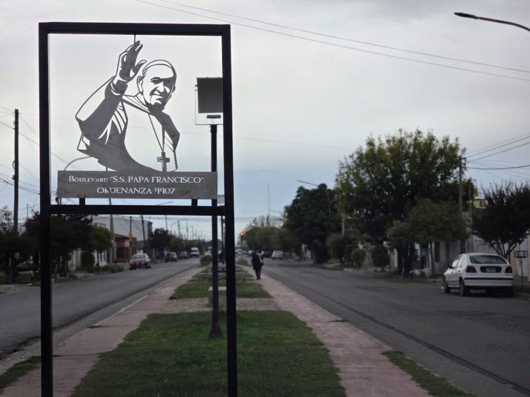 La Municipalidad de Coronel Rosales construyó un cartel para homenajear al Papa Francisco, a un año de su muerte.