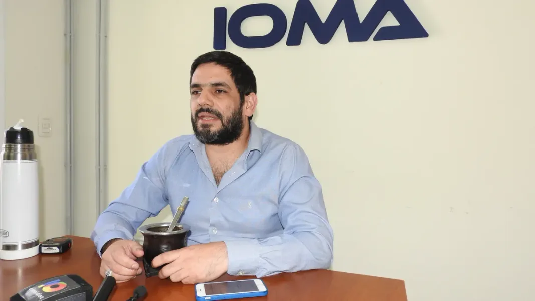 El libertario Juanes Osaba impulsa una interpelación al titular del IOMA, Homero Giles, en medio de la crisis de la obra social provincial.