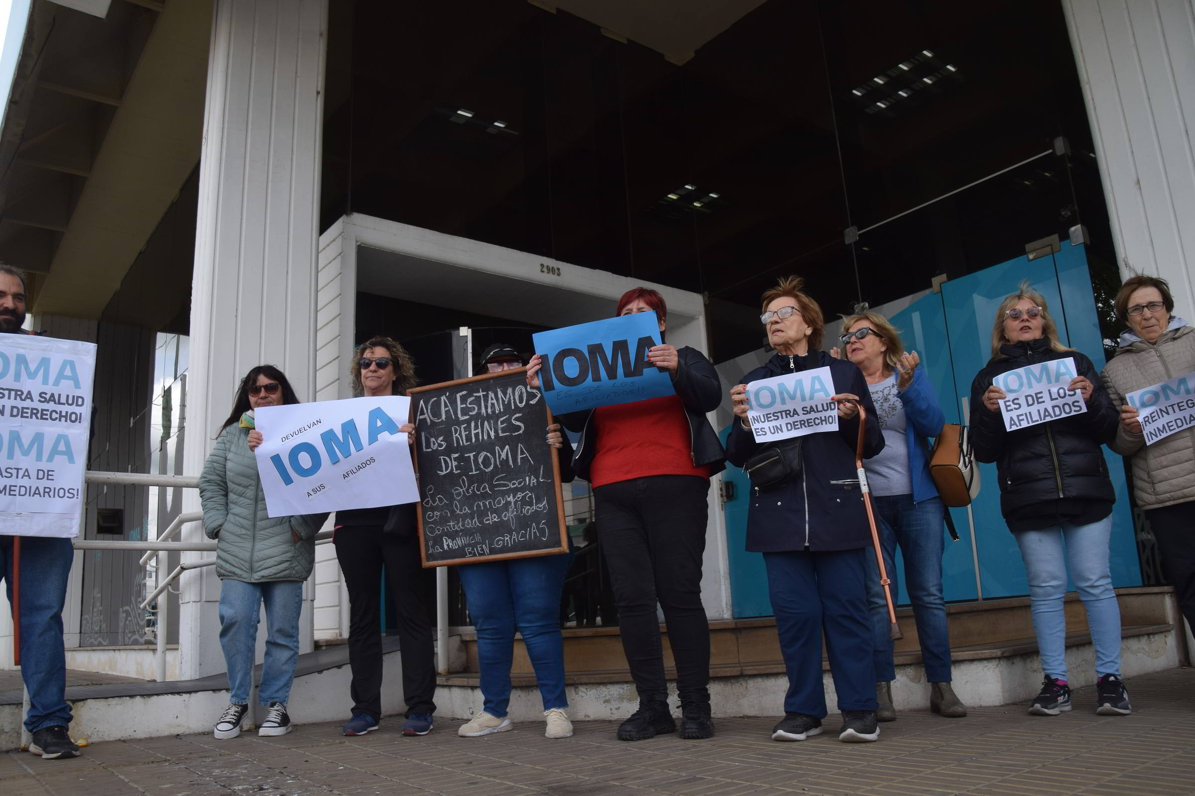 
La Libertad Avanza busca crear una mesa de diálogo permanente entre IOMA, los prestados de salud y los afiliados para evitar cortes en la atención. 