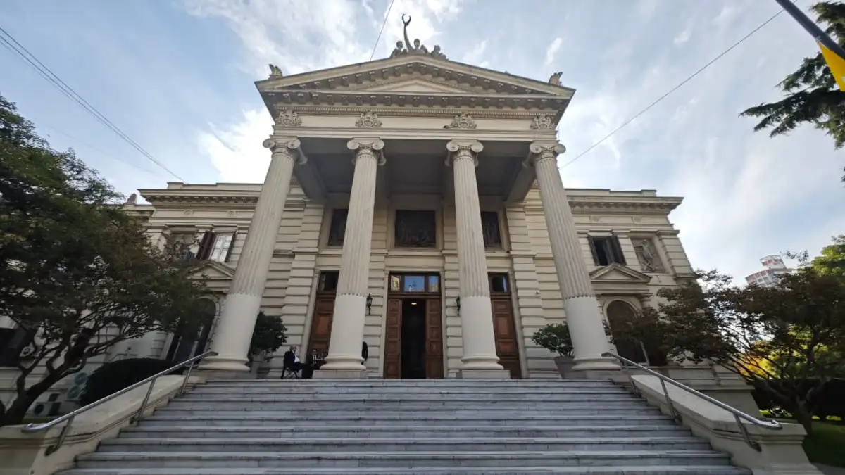 
La Legislatura bonaerense se encuentra entre los edificios mencionados por Iañez para ser incorporados al patrimonio cultural de la Provincia.