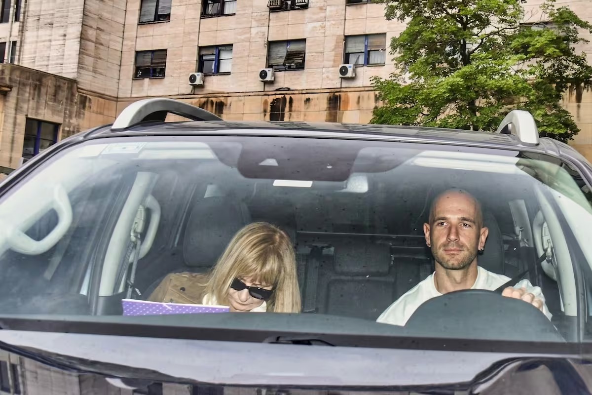 Beatriz Viegas, junto a su hijo Pablo Feijóo, luego de que la jubilada declarara en la causa que investiga a Adorni por enriquecimiento ilícito.