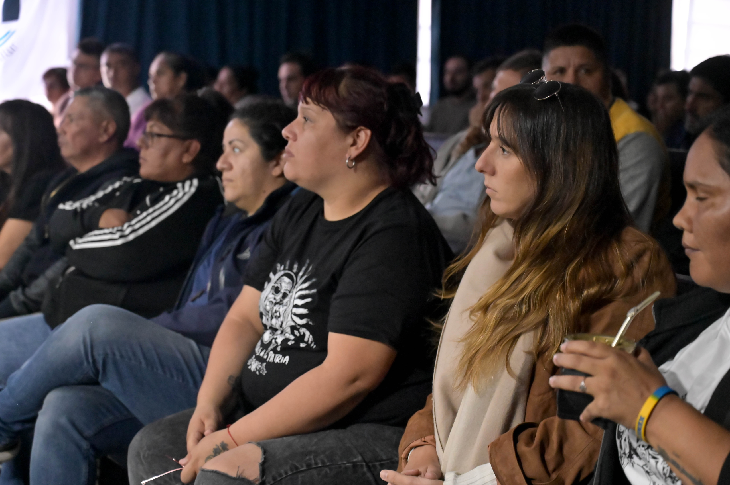 Organizaciones sociales y diputados de todo el arco político coparon el auditorio de la Legislatura bonaerense para denunciar el recorte del Ejecutivo nacional.