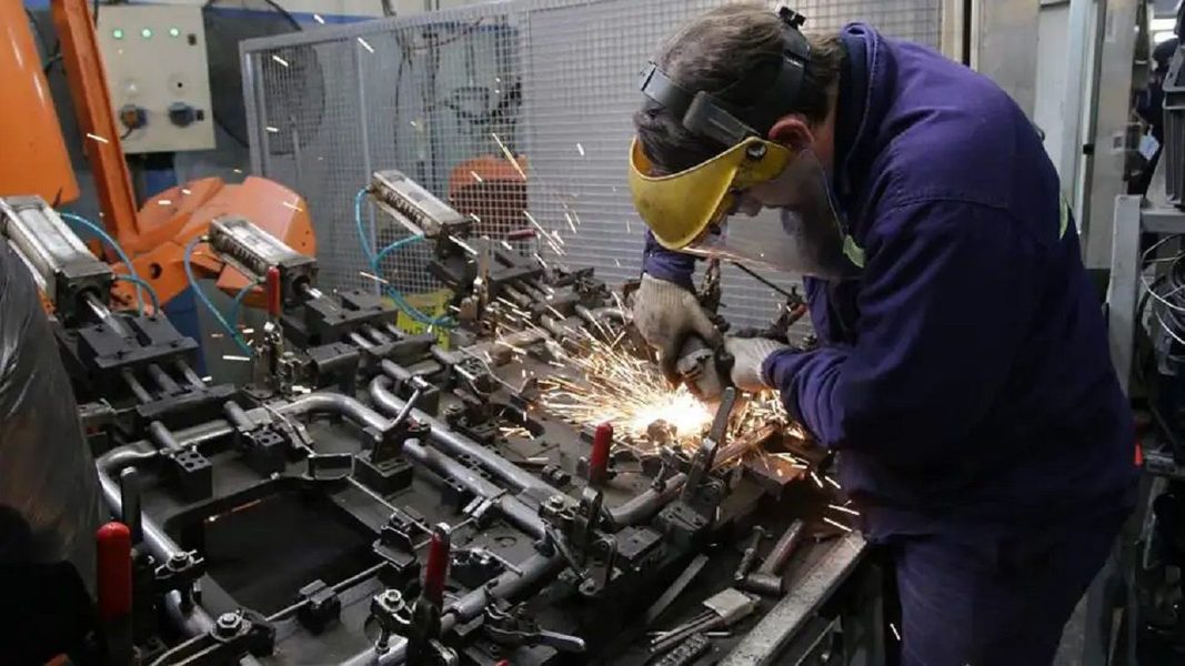 La actividad económica se contrajo 2,6% en febrero y tuvo además una caída interanual de 2,1%. La industria manufacturera y el comercio fueron los rubros más afectados.