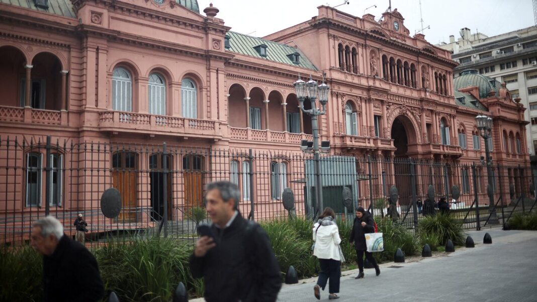 El Foro de Periodismo Argentino (FOPEA) repudió la decisión del Gobierno nacional de suspender la entrada de periodistas acreditados a Casa Rosada.