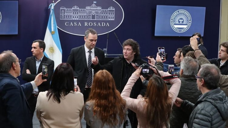 El Foro de Periodismo Argentino llamó al Gobierno nacional a "reflexionar" tras prohibir la entrada de la prensa a Casa Rosada. 