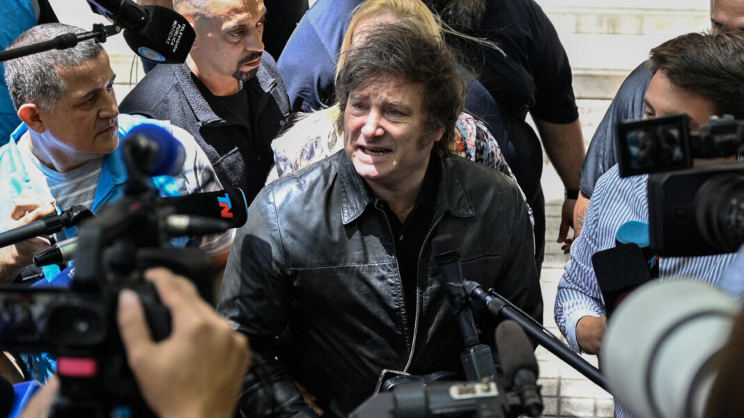 El presidente Javier Milei cosechó este jueves su primera denuncia penal, luego de impedir el ingreso de periodistas a Casa Rosada por presunto espionaje ilegal.