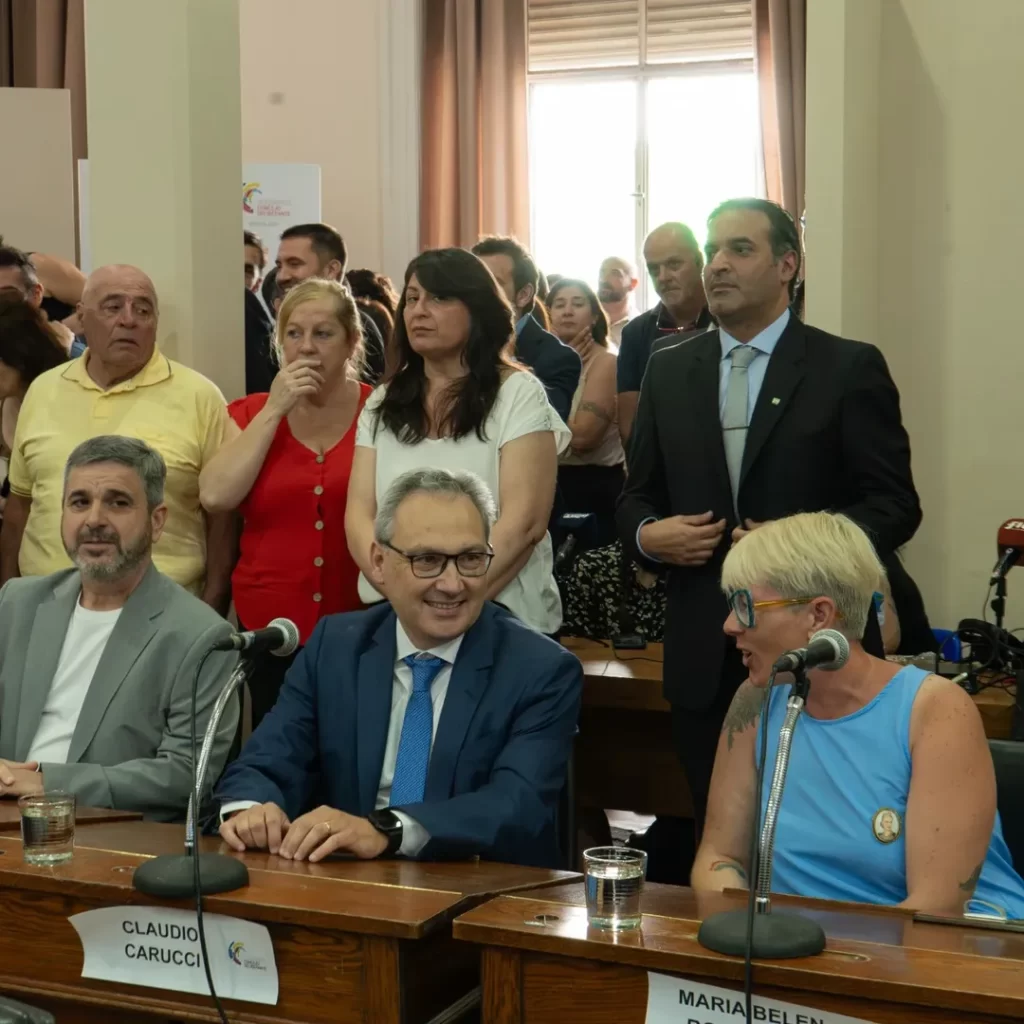 El concejal de Unión por la Patria, Claudio Carucci, logró la aprobación de una ordenanza para abordar y prevenir el sobreendeudamiento familiar en Bahía Blanca. 