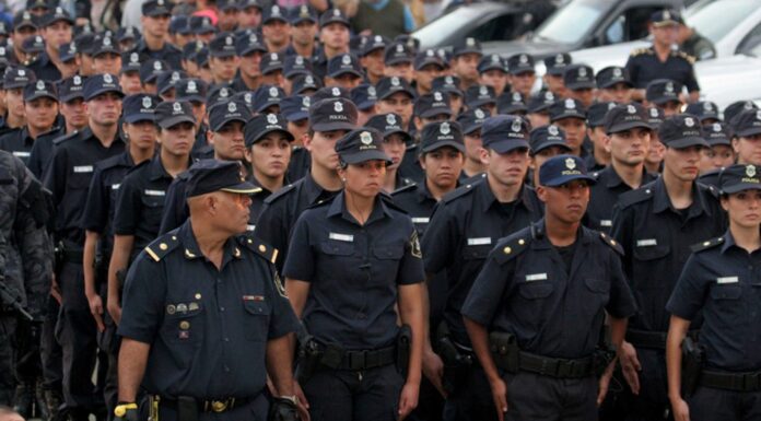 El PRO reclama conocer las cifras de suicidios en la Policía Bonaerense, ante el aumento de casos El senador del PRO, Pablo Petrecca, presentó un pedido de informes para conocer la situación que atraviesa la Policía Bonaerense, en medio del aumento exponencial de casos de suicidio.