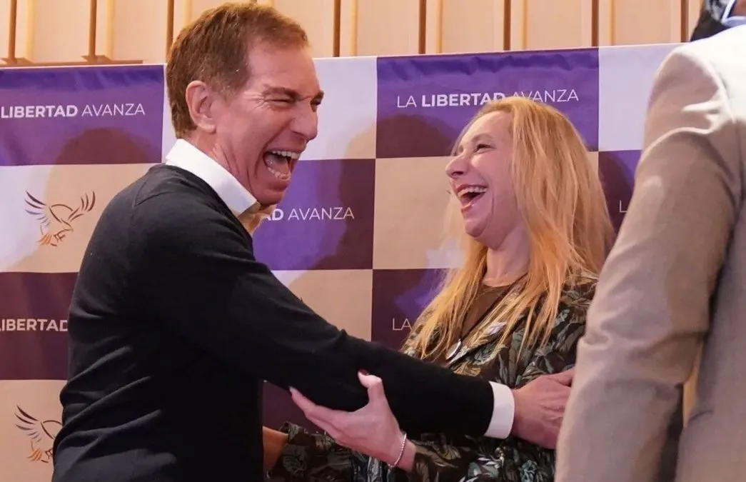 La titular de La Libertad Avanza (LLA), Karina Milei, encabezará este sábado un nuevo acto de campaña en Suipacha, con Diego Santilli como parte del espacio libertario. Los detalles