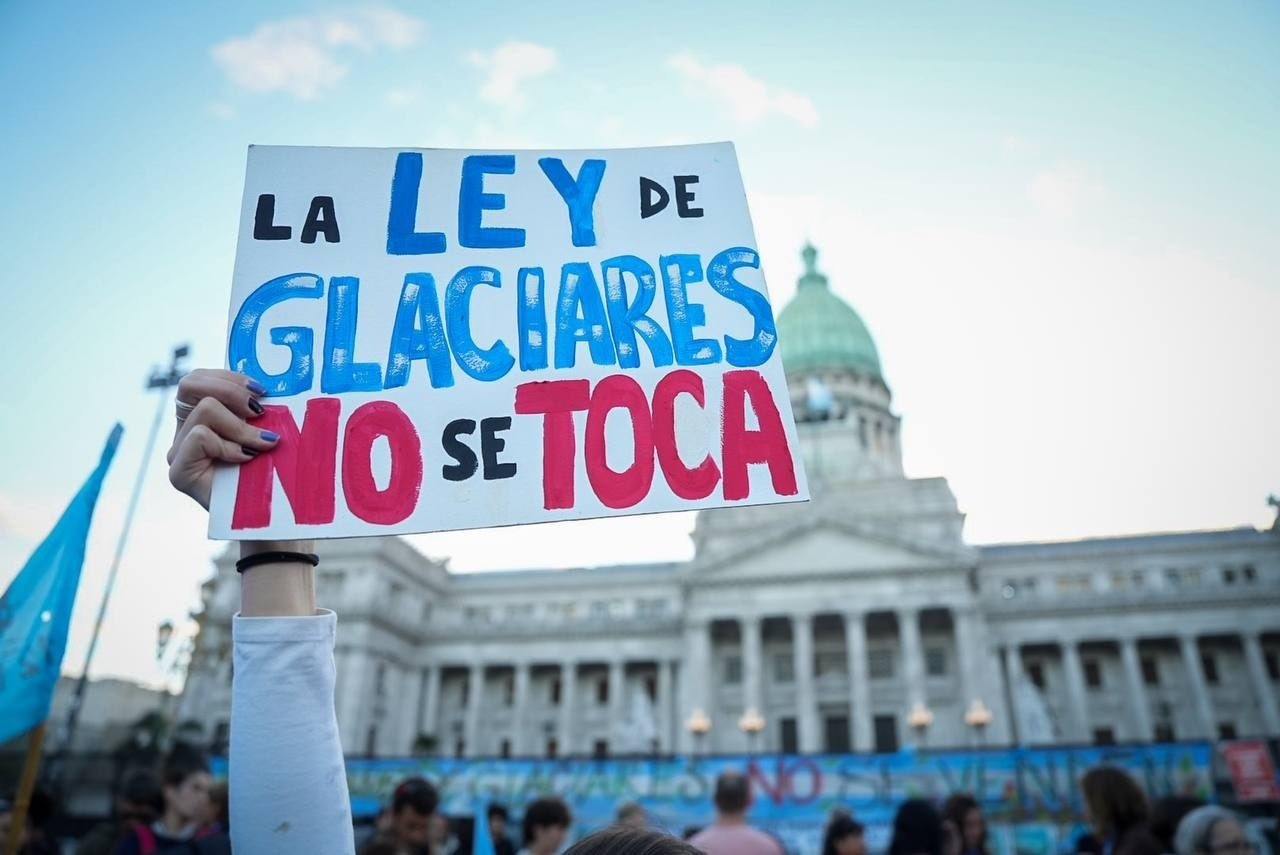 Organizaciones sociales, estudiantiles y ambientales convocaron para este sábado a una nueva marcha de antorchas en rechazó a la Ley de Glaciares. 