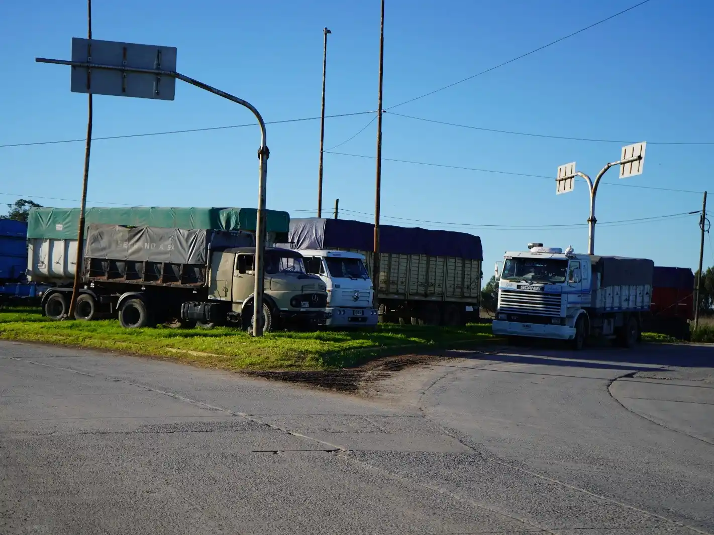 Camiones acumulados en el Puerto Quequén, una de las postales de la medida de fuerza repudiada por CARBAP.