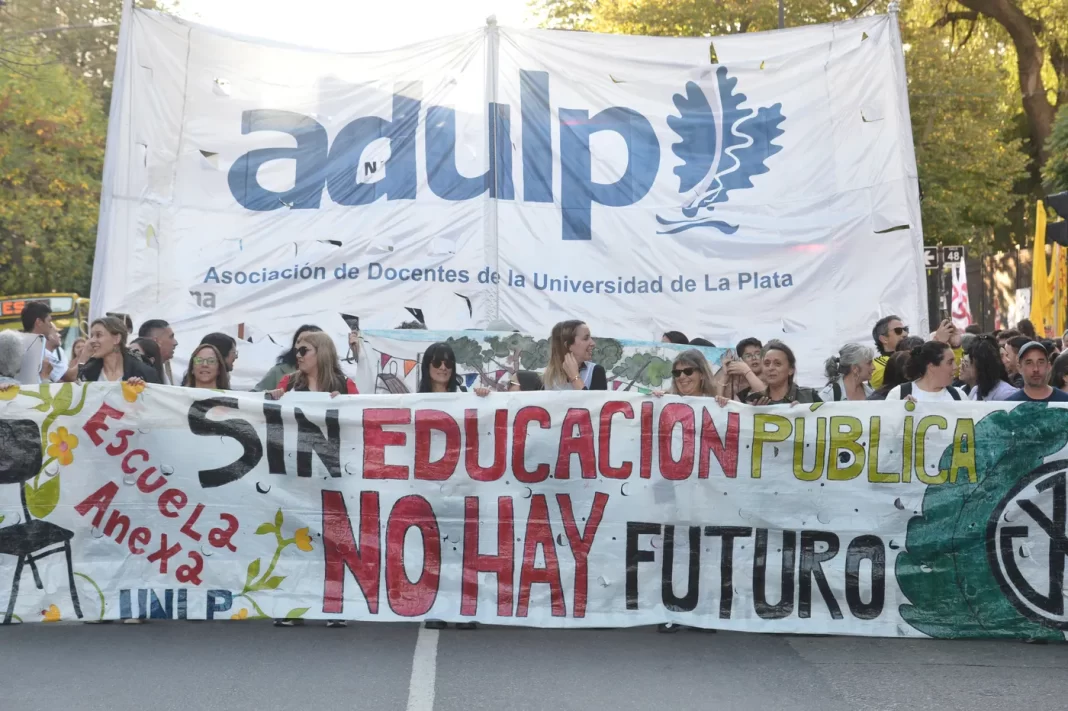 Docentes de la UNLP convocaron una nueva semana completa de paro en reclamo por un aumento salarial y la aplicación de la Ley de Financiamiento Universitario.