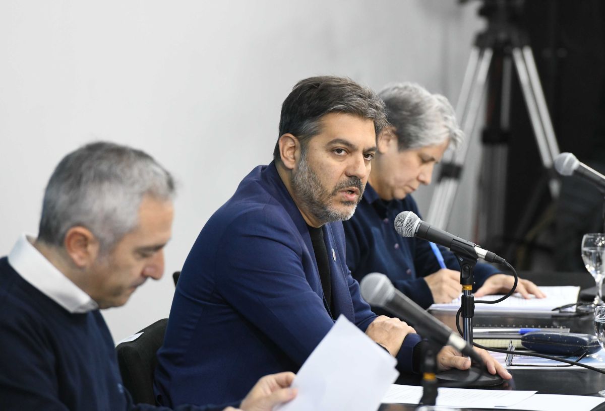 Tras la cirugía de emergencia, Carlos Bianco volvió a encabezar la conferencia de prensa semanal y salió con los tapones de punta contra Nación. 