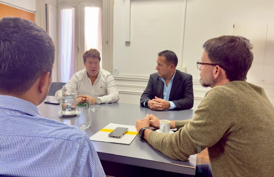 El jefe de la bancada de la UCR + Cambio Federal, Diego Garciarena, recibió a referentes de la la Agremiación Médica Platense (AMP) en medio de la crisis por los pagos adeudados del IOMA.