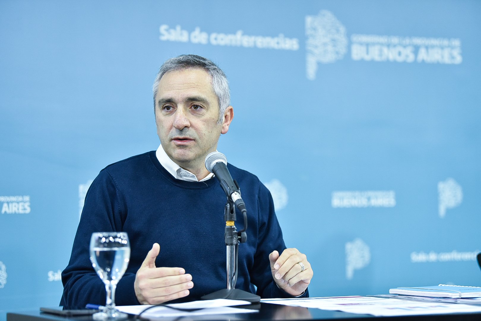 El ministro Andrés Larroque sostuvo que la interrupción "provisoria" del programa MESA responde a reforzar los recursos para el Servicio Alimentario Escolar (SAE).