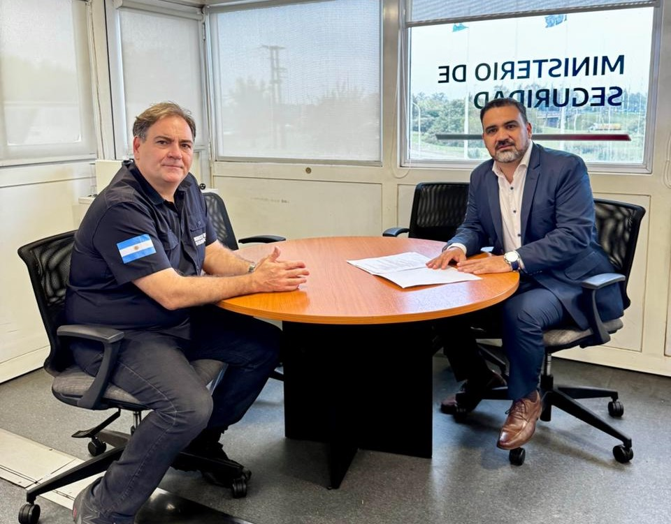 El diputado de Nuevos Aires, Fabián Luayza, mantuvo un encuentro con el ministro de Seguridad, Javier Alonso. "Los bonaerenses no podemos seguir viviendo con miedo a que nos roben", afirmó.