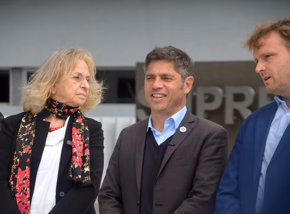 El gobernador Axel Kicillof junto con la jueza de la Corte Suprema, Hilda Kogan.