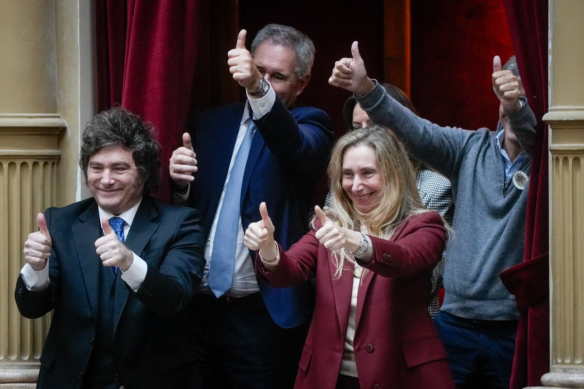 El presidente Javier Milei y la secretaria general de la Presidencia, Karina Milei, siguieron la exposición desde los palcos y respaldaron a Adorni durante su intervención en el Congreso.