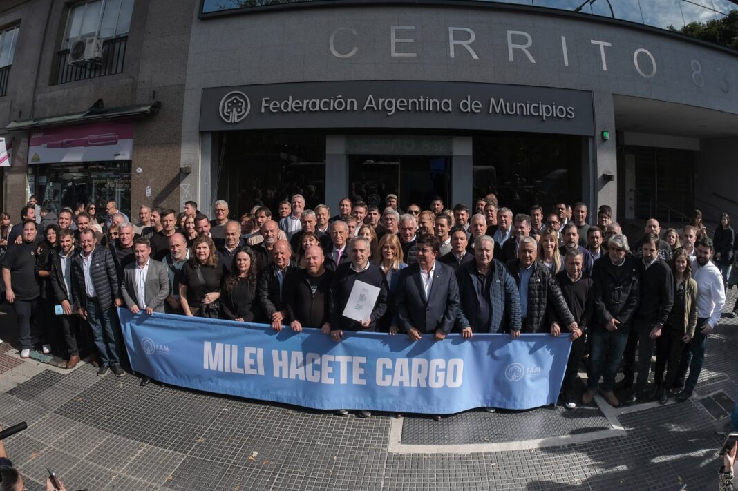 La ministra de Capital Humano, Sandra Pettovello, plantó a los intendentes bonaerenses y fue al Congreso a acompañar a Manuel Adorni en su primer informe de gestión.