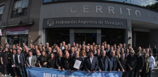 La ministra de Capital Humano, Sandra Pettovello, plantó a los intendentes bonaerenses y fue al Congreso a acompañar a Manuel Adorni en su primer informe de gestión.