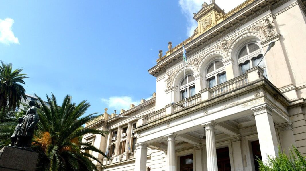 El diputado libertario Luis Ontiveros presentó un proyecto para establecer la idoneidad en el Consejo de Educación. El antecedente legislativo del Presupuesto 2026.